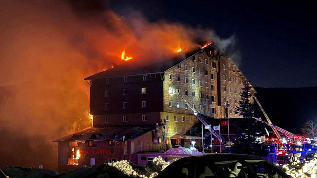 Petugas pemadam kebakaran berusaha memadamkan api yang membakar sebuah hotel di resor ski Kartalkaya di provinsi Bolu, Turki, Selasa (21/1/2025). Foto: Ihlas News Agency/via REUTERS