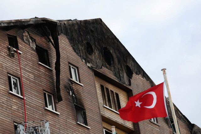 Kondisi usai kebakaran sebuah hotel di resor ski Kartalkaya di provinsi Bolu, Turki, Selasa (21/1/2025). Foto: Murad Sezer/REUTERS