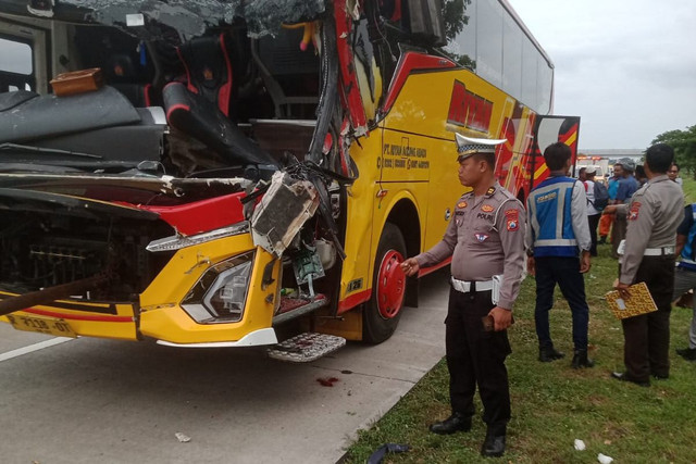 Bus Riyan Agung Abadi menabrak Truk Fuso di Jalan Tol Ngawi-Solo KM 559 B, Kabupaten Ngawi, Selasa (21/1/2025). Foto: Polres Ngawi