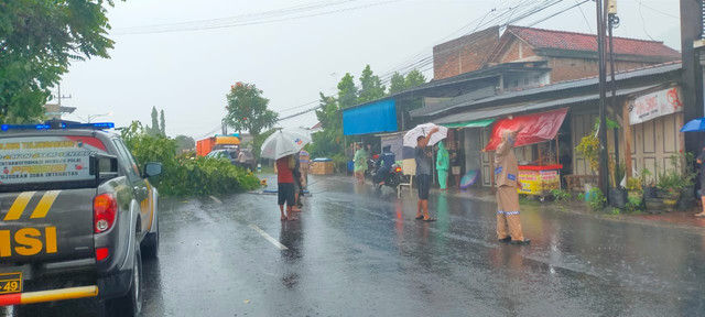 Polsek Campurdarat Bantu Evakuasi Pohon Tumbang Menutup 