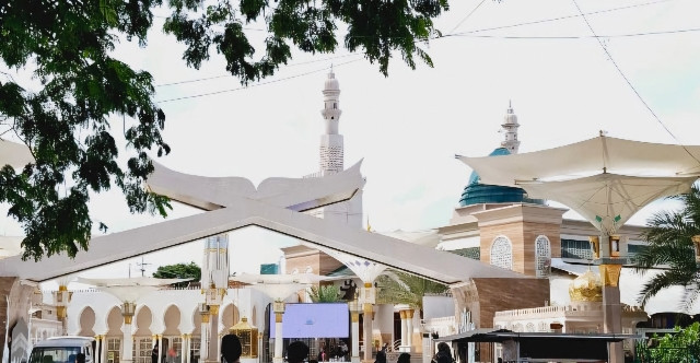 Gerbang masuk masjid Ar Rahman. Foto: Kamera