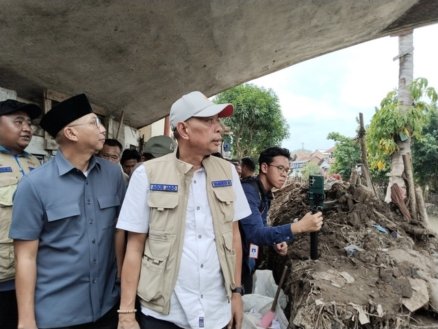 Wakil Menteri Sosial (Wamensos) Agus Jabo Priyono didampingi oleh Gubernur Lampung terpilih, Rahmat Mirzani Djausal saat meninjau lokasi korban banjir di Kampung Pasar Ambon, Kelurahan Pesawahan, Kecamatan Telukbetung Selatan. | Foto : Eka Febriani / Lampung Geh