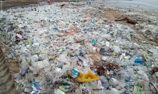 Sampah plastik menjadi bencana musiman di kawasan Pantai Kuta - IST