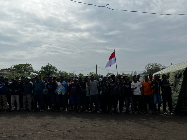 Persiapan Angakatan Laug dan Kementerian KKP Bongkar Pagar laut di tanggerang, Rabu(22/1/2025).  Foto: Rayyan Farhansyah/kumparan