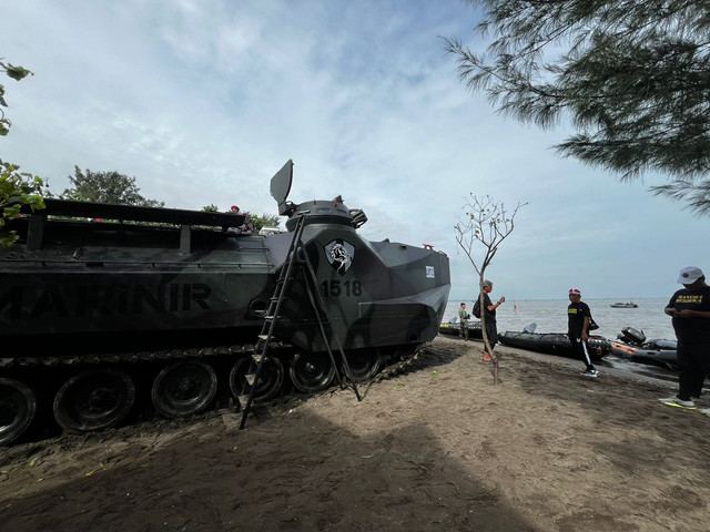 Persiapan Angakatan Laut dan Kementerian KKP bongkar pagar laut di Tangerang, Rabu (22/1/2025).  Foto: Rayyan Farhansyah/kumparan