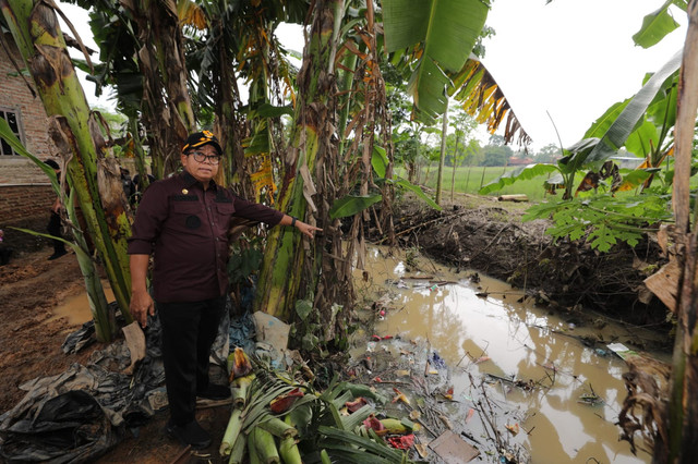 Penjabat (Pj) Gubernur Lampung, Samsudin, meninjau langsung lokasi terdampak banjir di Pekon Sidoharjo, di Kabupaten Pringsewu | Foto : Dok. Adpim