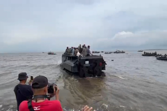 Rombongan KSAL Laksamana TNI Angakatan Laut Muhammad Ali, Menteri ATR/BPN Nusron Wahid meninjau pagar laut menggunakan Kendaraan LVT 7, Rabu (22/1/2025). Foto: Rayyan Farhansyah/kumparan