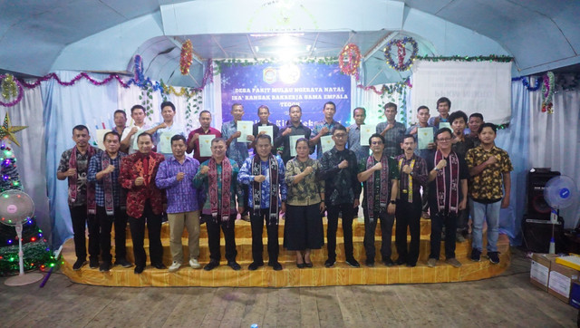 Foto bersama usai penyerahan sertifikat PTSL. Foto: Kantah Sekadau