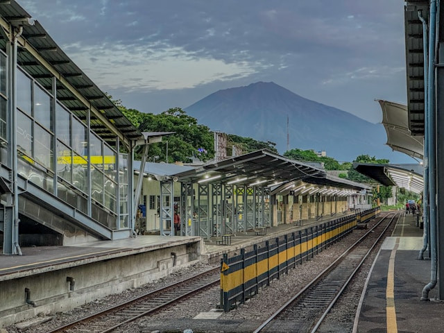 Stasiun Malang Kota Baru Pintu Timur, foto: Stasiun Malang, Unsplash/Mochamad Bustomi Fero Hermawan