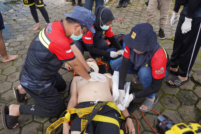 Peserta Pelatihan melakukan CPR (Cardiopulmonary Resuscitation) atau dalam bahasa Indonesianya RJP (Resusitasi Jantung dan Paru) Pertolongan pertama pada korban tenggelam akibat bencana banjir yang merupakan bagian dari materi pelatihan simulasi tanggap bencana yang diajarkan oleh instruktur dari PMI Pontianak. Foto: Dok. PLN Kalbar