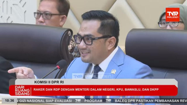 Ketua Komisi II DPR Rifqinizamy Karsayuda.  Foto: YouTube/ TVR Parlemen