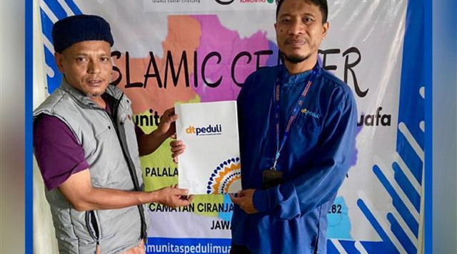 Foto Ketua Komunitas Peduli Muallaf dan Staff Fundraising DT Peduli Cianjur Setelah Penandatangan Kemitraan Kencleng Ummat (Sumber : DT Peduli)