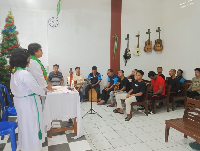 Tingkatkan Iman WBP Nasrani Lapas Klaten Laksanakan Kebaktian di Gereja Lapas