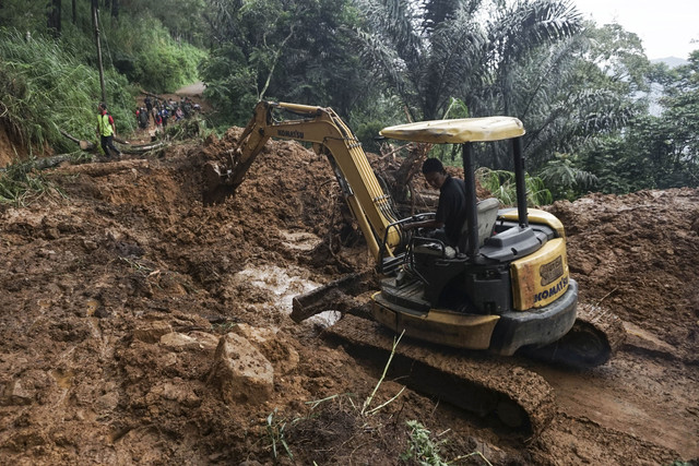 Relawan menggunakan beko untuk membersihkan lumpur di salah satu titik longsor pada hari kedua bencana longsor di Kecamatan Petungkriyono, Kabupaten Pekalongan, Jawa Tengah, Rabu (22/1/2025). Foto: Harviyan Perdana Putra/ANTARA FOTO