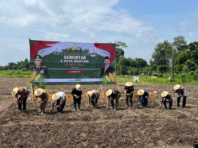 Polresta Sleman ikut menggelar program penanaman Jagung Serentak 1 Juta Hektare.(Foto: M Wulan)