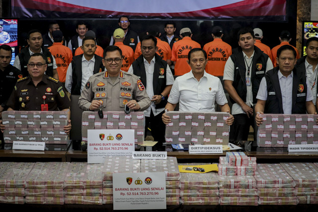 Konferensi pers terkait kasus penipuan investasi bodong robot trading NET89 di Bareskrim Polri, Jakarta Selatan, Rabu (22/1/2025). Foto: Jamal Ramadhan/kumparan