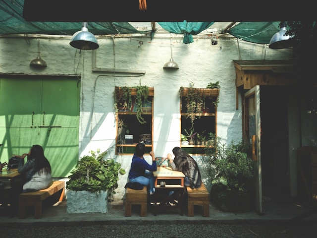 Cafe nuansa alam Jogja. Foto hanyalah ilustrasi, bukan tempat yang sebenarnya. Sumber: Unsplash/Praveen Gupta