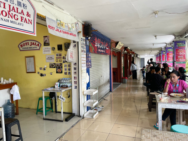 Suasana Foodcourt ditengah pasar (Dokumen Pribadi/Refina Adelia)