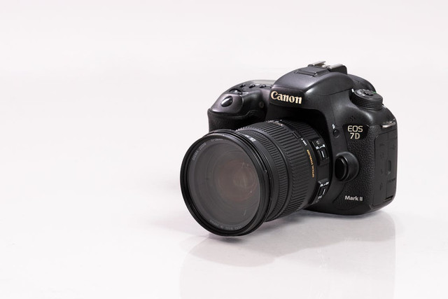 Kamera DSLR, atau Digital Single Lens Reflex, adalah jenis kamera digital yang menggabungkan mekanisme cermin dengan sensor gambar digital. Foto: Pexels.com