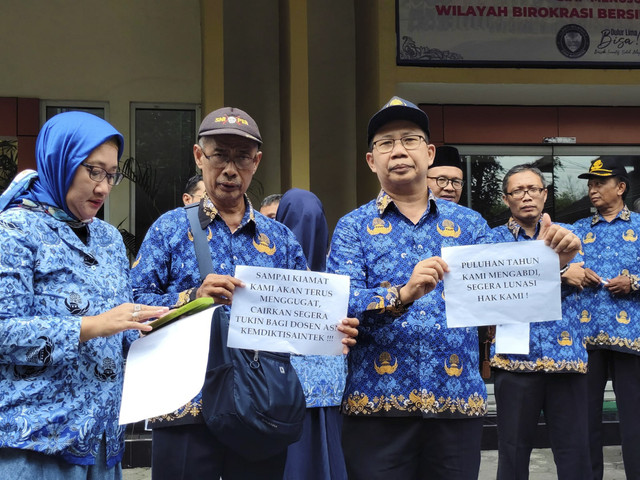 Dosen ASN LLDIKTI Wilayah V Daerah Istimewa Yogyakarta (DIY) berdemo menuntut agar tunjangan kerja (tukin) dibayarkan di kantor LLDIKTI DIY, Rabu (22/1/2025). Foto: Arfiansyah Panji Purnandaru/kumparan