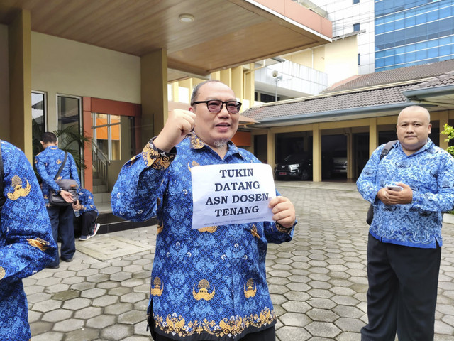 Dosen ASN LLDIKTI Wilayah V Daerah Istimewa Yogyakarta (DIY) berdemo menuntut agar tunjangan kerja (tukin) dibayarkan di kantor LLDIKTI DIY, Rabu (22/1/2025). Foto: Arfiansyah Panji Purnandaru/kumparan