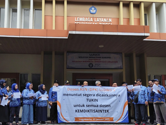 Dosen ASN LLDIKTI Wilayah V DIY berdemo menuntut agar tunjangan kerja (tukin) dibayarkan, di kantor LLDIKTI DIY, Rabu (22/1/2025). Foto: Arfiansyah Panji Purnandaru/kumparan