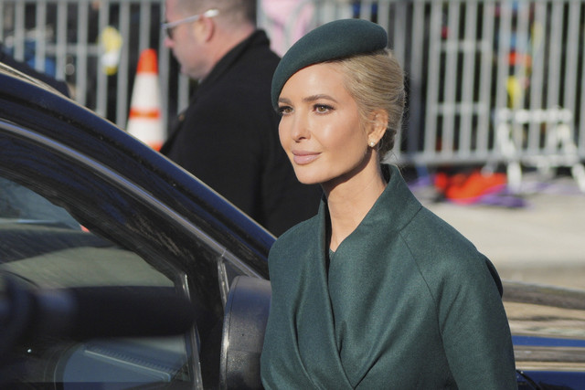 Putri Presiden terpilih AS Donald Trump, Ivanka Trump, berjalan setelah menghadiri kebaktian di Gereja St. John pada Hari Pelantikan masa jabatan kedua Donald Trump sebagai presiden di Washington, AS, Senin (20/1/2025). Foto: Jeenah Moon/REUTERS