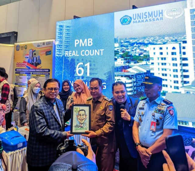 Wakil Rektor II Universitas Muhammadiyah (Unismuh) Makassar Prof Andi Sukri Syamsuri MHum memberikan cinderamata kepada PLT Asisten III Pemprov Sulsel Muhammad Jufri mewakili PJ Gubernur Sulsel pada acara pembukaan Sulawesi Education Techno Expo 2025