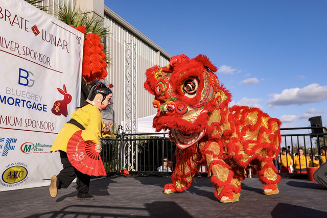 Pertunjukan Barongsai di Mall Bekasi. Foto hanya sebagai ilustrasi, bukan tempat sebenarnya. Sumber: Unsplash/Mick Haupt.