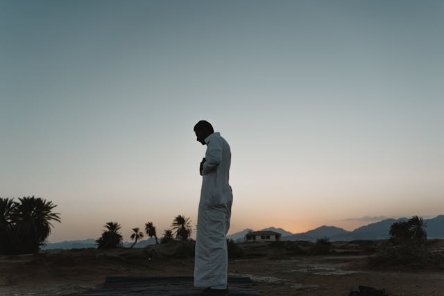 Ilustrasi tata cara sholat tahajud 2 rakaat dan bacaannya. Foto: Pexels/Tima Miroshnichenko