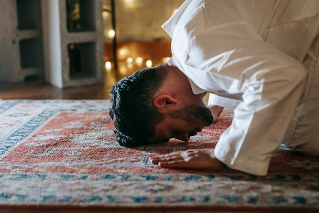 Ilustrasi tata cara sholat hajat dan bacaannya. Foto: Pexels/Michael Burrows