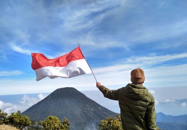 View Puncak Gunung Gede. Foto: Muhamad Defan Fahreza (Olahan Penulis)