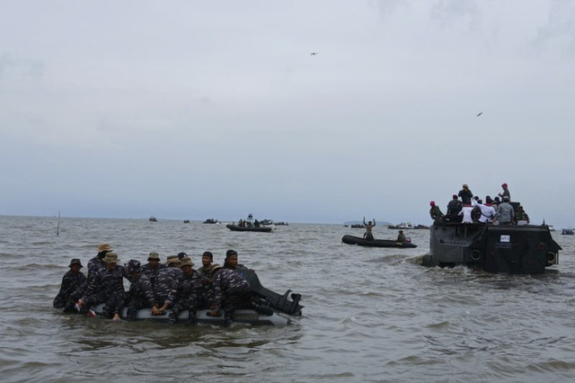 Sebanyak tiga unit kendaraan tempur jenis Amfibi LVT milik TNI AL diterjunkan untuk membantu proses pembongkaran pagar laut di perairan Tanjung Pasir, Teluknaga, Kabupaten Tangerang, Banten, pada Rabu (22/1/2025). Foto: Azmi Samsul Maarif/ANTARA