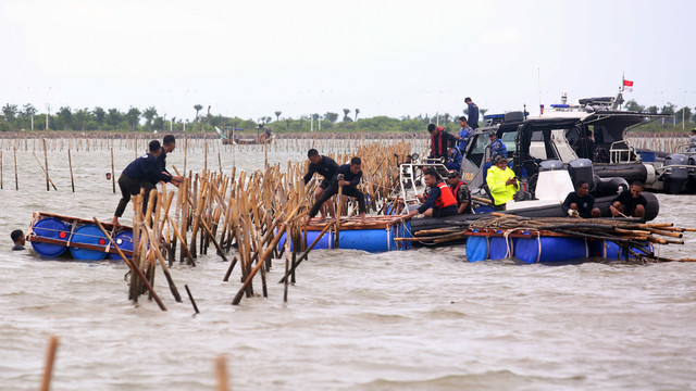 Pasukan Komando Pasukan Katak (Kopaska) TNI-AL membongkar pagar laut di kawasan Pantai Tanjung Pasir, Kabupaten Tangerang, Banten, Rabu (22/1/2025). Foto: ANTARA FOTO/Muhammad Iqbal