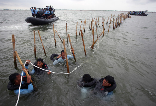 Pasukan Komando Pasukan Katak (Kopaska) TNI-AL membongkar pagar laut di kawasan Pantai Tanjung Pasir, Kabupaten Tangerang, Banten, Rabu (22/1/2025). Foto: ANTARA FOTO/Muhammad Iqbal