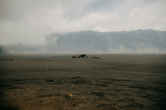 Wisata Alam di Kabupaten Malang. Foto: Pasir Berbisik yang Bisa Dikunjungi dari Pos Jemplang Bromo. Sumber Unsplash Arya Krisdyantara