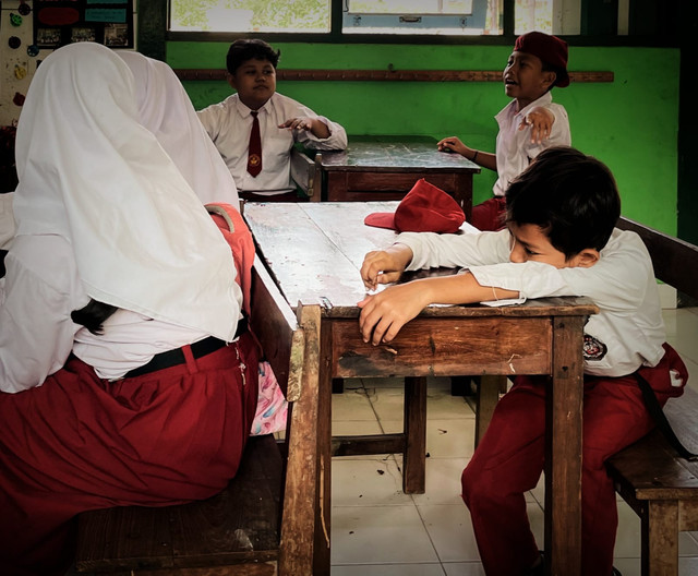 Siswa yang terkulai lemas (Dokumen Pribadi/Fifin Anggela P.)