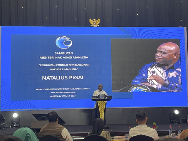 Menteri HAM Natalius Pigai, dalam acara rapat koordinasi Kementerian HAM, di Sultan Hotel & Residence, Jakarta, Rabu (22/1/2025). Foto: Fadhil Pramudya/kumparan