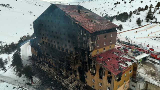 Kondisi usai kebakaran sebuah hotel di resor ski Kartalkaya di provinsi Bolu, Turki, Selasa (21/1/2025). Foto: Murad Sezer/REUTERS