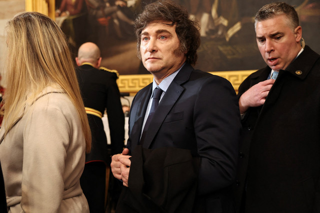 Presiden Argentina Javier Milei menghadiri pelantikan Presiden dan Wakil Presiden Amerika Serikat di Rotunda Gedung Capitol, Washington, DC, Amerika Serikat, Senin (20/1/2025). Foto: Chip Somodevilla / POOL / AFP