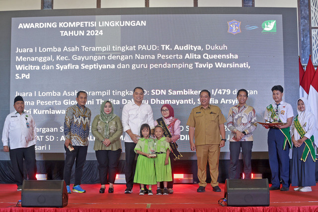 Awarding kompetisi lingkungan, cara Pemkot Surabaya mengajak siswa di sekolah peduli lingkungan. Foto: Diskominfo Surabaya 