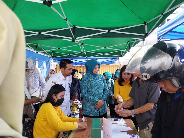 Ketua TP PKK Provinsi Kalimantan Barat, Windy Prihastari memantau langsung gelaran operasi pasar murah di Pasar Kemuning, Pontianak pada Rabu, 22 Januari 2025. Foto: Alycia Tracy Nabila/Hi!Pontianak