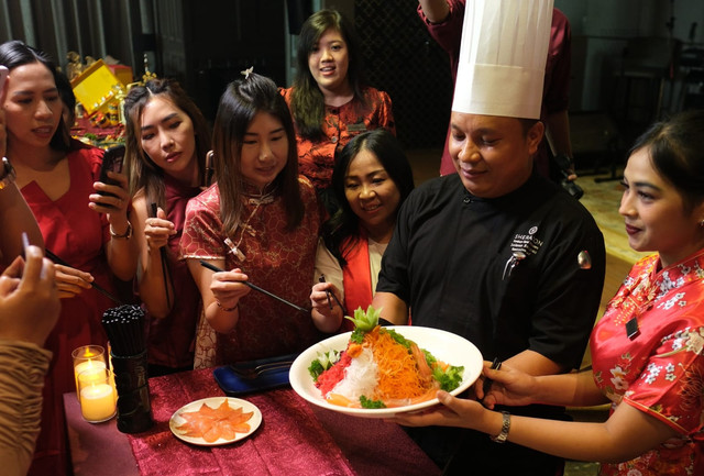 Yee Shang salad, salah satu sajian wajib menyambut Imlek. Foto: Masruroh/Basra