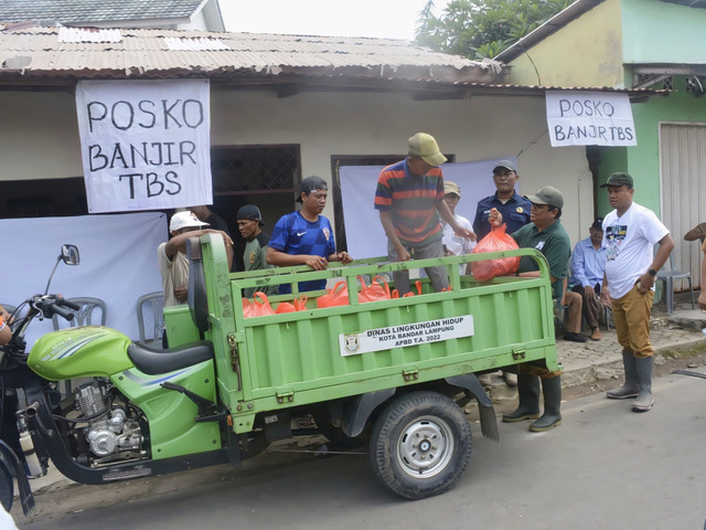 Penyerahan bantuan Pemkot Bandar Lampung disalurkan melalui camat dan lurah setempat | Foto : Dok. Diskominfo Bandar Lampung