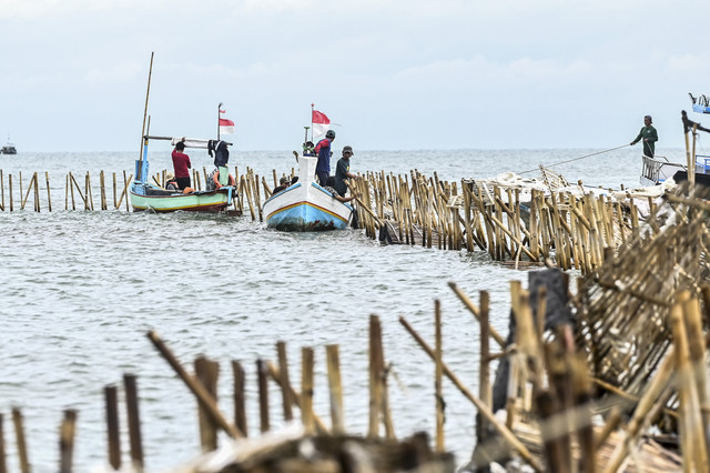 Sejumlah nelayan membongkar pagar laut yang terpasang di kawasan pesisir Tanjung Pasir, Kabupaten Tangerang, Banten, Sabtu (18/1/2025). (Foto: Rivan Awal Lingga/ANTARA FOTO)