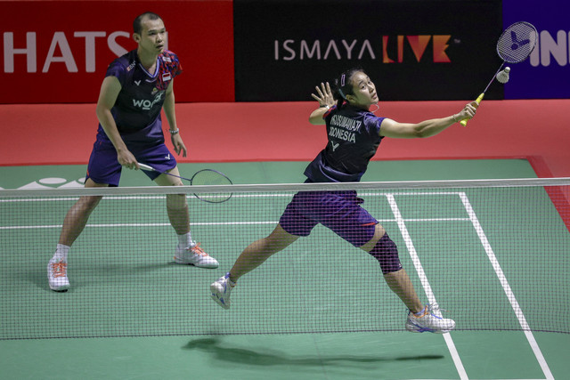 Ganda campuran Indonesia Rinov RIVALDY/Lisa Ayu Kusumawati beraksi melawan ganda campuran Taiwan YANG Po Han/HU Ling Fang pada pertandingan Indonesia Masters 2025 di Istora Senayan, Jakarta, Rabu (22/1/2025). Foto: Jamal Ramadhan/kumparan