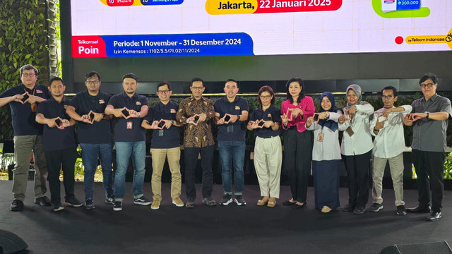 Perwakilan Telkomsel, Dinas Sosial Kementerian Sosial, dan Notaris, melakukan pengundian program loyalitas Poin Gembira Festival Akhir Tahun 2024. Foto: Aditya Panji/kumparan