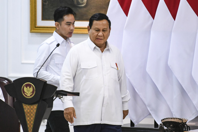 Presiden Prabowo Subianto (kanan) bersama Wakil Presiden Gibran Rakabuming Raka bersiap memimpin sidang kabinet paripurna di Kantor Presiden, Jakarta, Rabu (22/1/2025). Foto: Hafidz Mubarak A/ANTARA FOTO