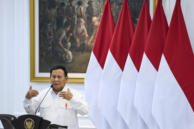 Presiden Prabowo Subianto memberikan arahan saat memimpin sidang kabinet paripurna di Kantor Presiden, Jakarta, Rabu (22/1/2025). Foto: Hafidz Mubarak A/ANTARA FOTO