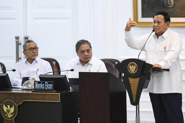 Presiden Prabowo Subianto (kanan) disaksikan Menko Perekonomian Airlangga Hartarto (tengah) dan Menko Pangan Zulkifli Hasan (kiri) memberikan arahan saat memimpin sidang kabinet paripurna di Kantor Presiden, Jakarta, Rabu (22/1/2025). Foto: Hafidz Mubarak A/ANTARA FOTO